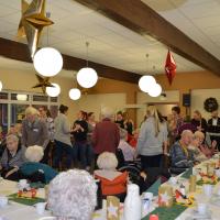 Pflegeassistenten gestalten tolles weihnachtliches Tanzcafé im DRK Seniorenheim