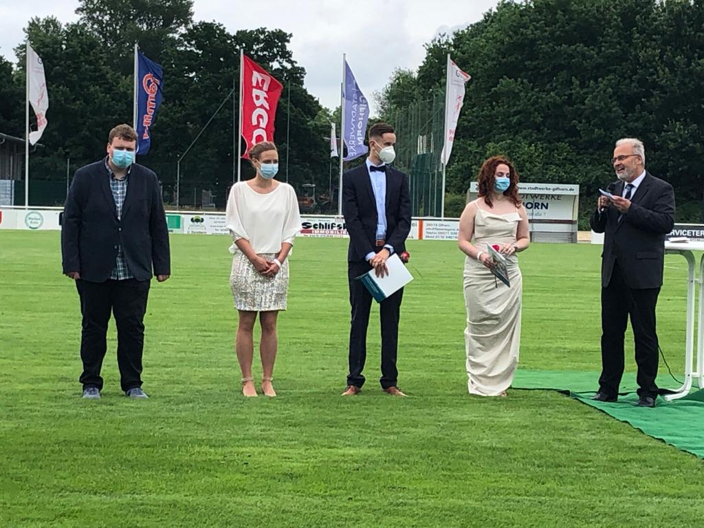 46 Abiturienten werden im Stadion entlassen