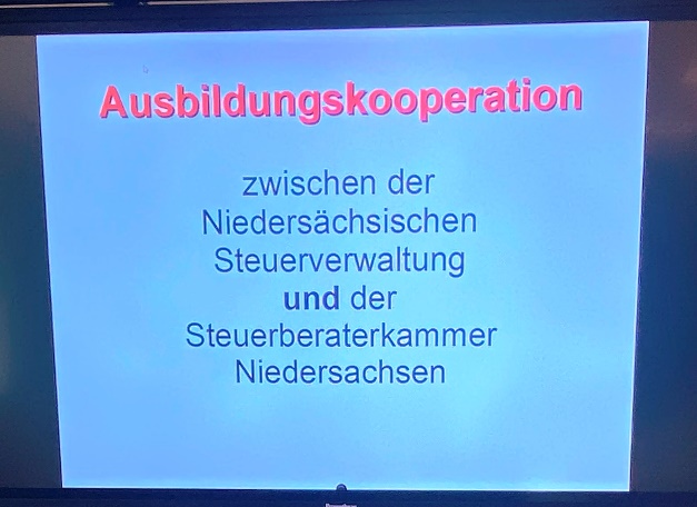 Ein Bild, das Text, Display, Anzeigegerät, Medien enthält.

Automatisch generierte Beschreibung