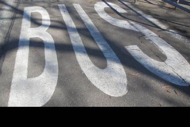 Busse fahren nach regulärem Schultagesfahrplan