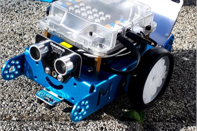 Frei programmierbare Roboterautos im Beruflichen Gymnasium Technik